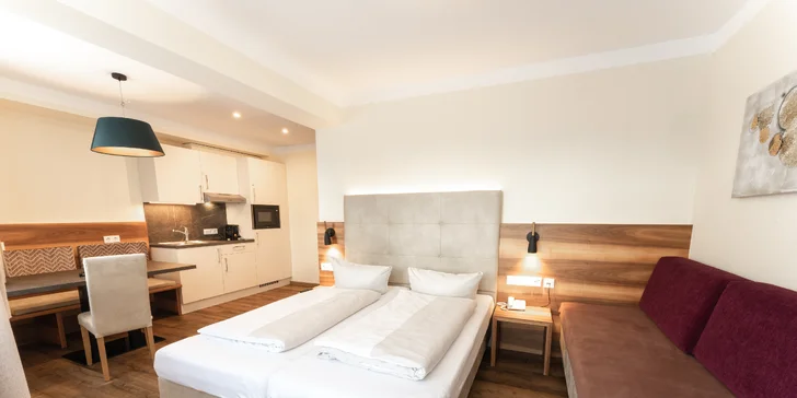 Súčasťou izby je kuchynský kút, apartmán má oddelenú spálňu a obývaciu izbu s kuchyňou.