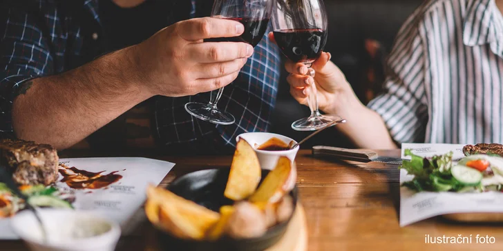 Večeře ve stylové restauraci Salaš: hořící meč s panenkou a kuřecím masem, brambory a štrúdl