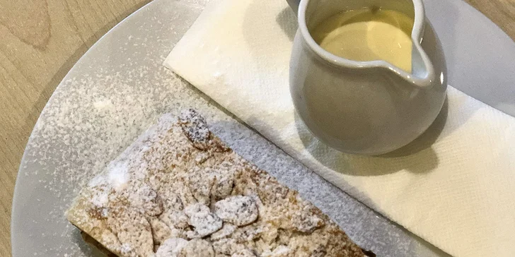 Večeře ve stylové restauraci Salaš: hořící meč s panenkou a kuřecím masem, brambory a štrúdl