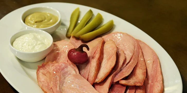 Maxi tatarák, pečené vepřové kolínko nebo Pražská šunka v restauraci U Sedlerů