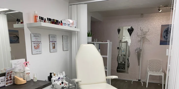 Klasická mokrá či SPA pedikúra včetně lakování nebo aplikace nehtových špon