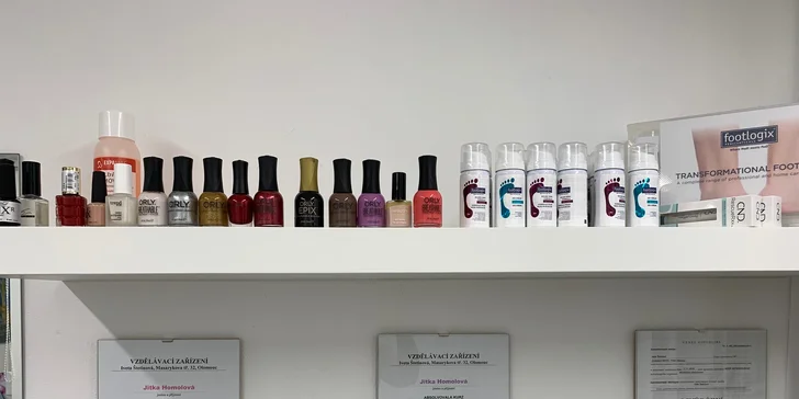 Klasická mokrá či SPA pedikúra včetně lakování nebo aplikace nehtových špon