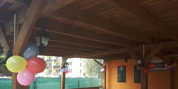 Klasika, která chutná všem: grilované kuře s hranolky a omáčkou