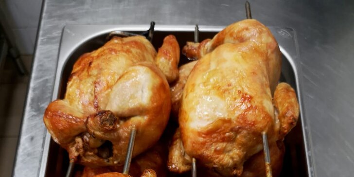 Klasika, která chutná všem: grilované kuře s hranolky a omáčkou