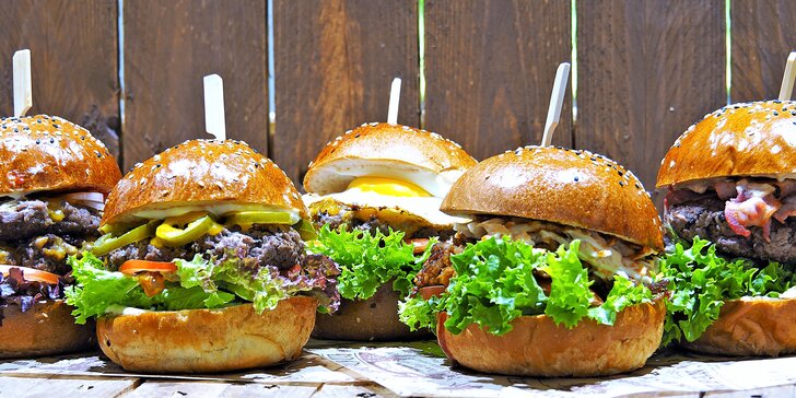 Našlapané hovězí nebo vepřové burgery s domácími crispers a dipem dle výběru pro jednoho či dva