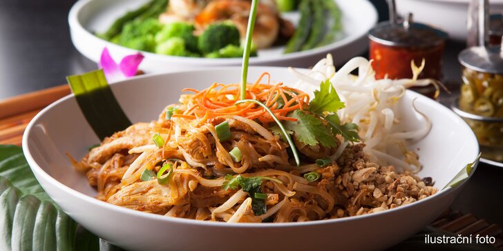 Kurz vaření: thajské ostré nudle s kuřecím masem, hovězí pruhy a zeleninové žluté kari