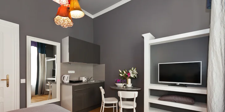 Letní či podzimní pobyt pod Petřínem: moderní apartmán s kuchyňkou a lahví prosecca