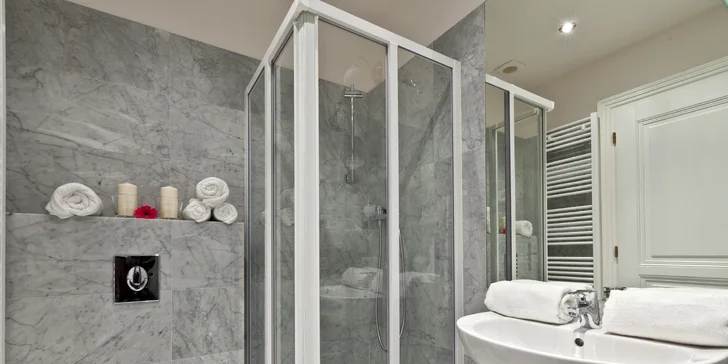 Letní či podzimní pobyt pod Petřínem: moderní apartmán s kuchyňkou a lahví prosecca