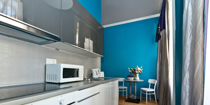 Letní či podzimní pobyt pod Petřínem: moderní apartmán s kuchyňkou a lahví prosecca