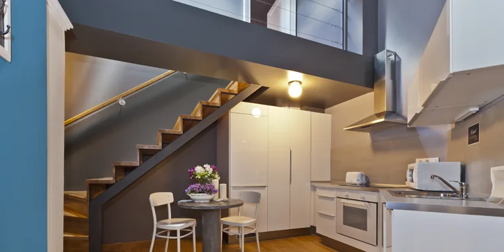 Letní či podzimní pobyt pod Petřínem: moderní apartmán s kuchyňkou a lahví prosecca