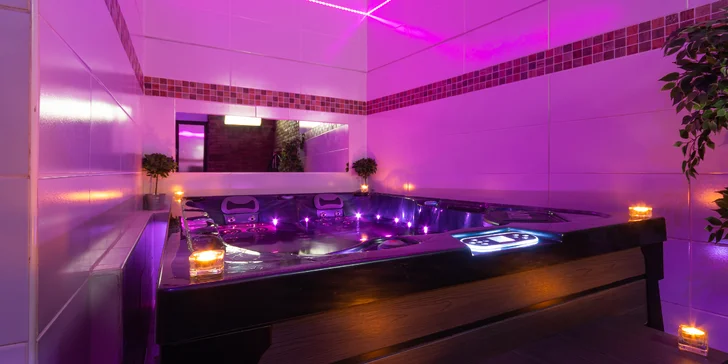 Romantika pro dva: 2 hodiny v privátním wellness s vířivkou, saunou a třeba i sektem