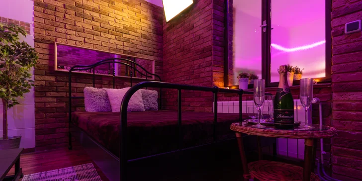 Romantika pro dva: 2 hodiny v privátním wellness s vířivkou, saunou a třeba i sektem