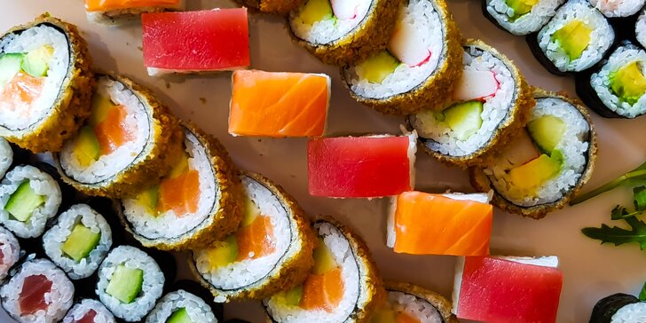 Nechte si naservírovat sushi: 46 nebo 67 ks s lososem, avokádem i tuňákem