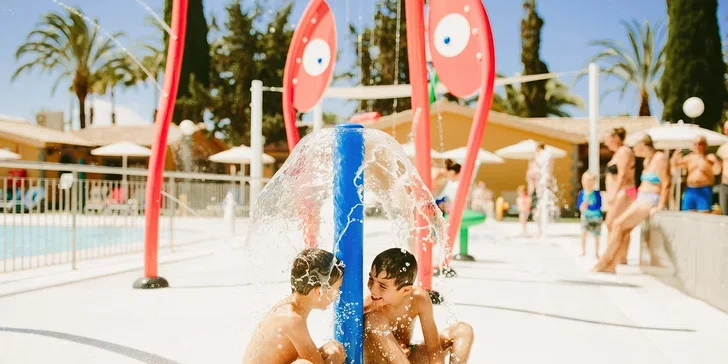 Přímo v hotelovém komplexu vás čeká vodní ráj se čtyřmi bazény a splash park pro děti.