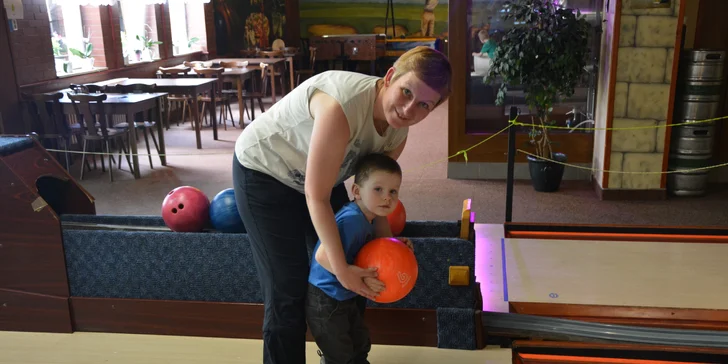 Zábava pro partu až 8 osob: bowling, kola pizzy i palba na laserové střelnici