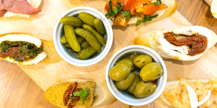 Kousek Korsiky v Ostravě: vychutnejte si tapas pro dva a čtyři míchané drinky