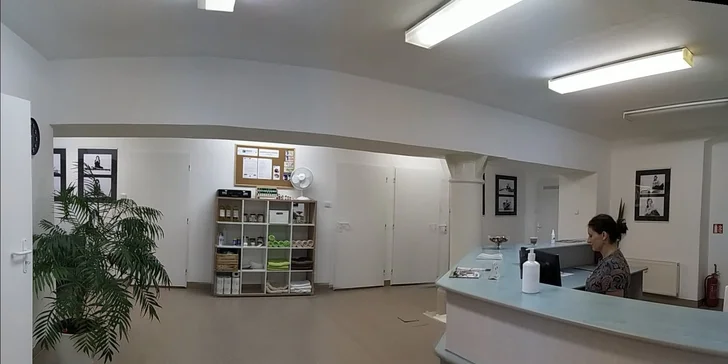 Masáž zad a šíje vonnými oleji nevidomou masérkou Ivetkou