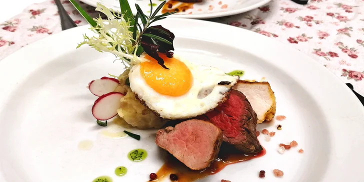 5chodové menu pro dva: lososový tatarák, cibulačka, mix grill i panna cotta