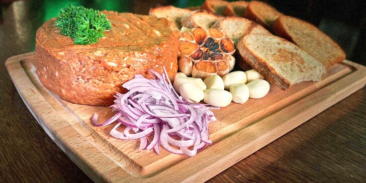 Hovězí tatarský biftek s topinkami a česnekem: 250 nebo 500 g