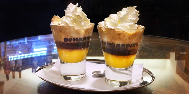 Horký nápoj dle výběru: svařené víno, jablečné Brulé di Mela, Calimero či Bombardino