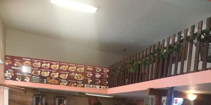Rychlá svačina: kebab nebo falafel v pita chlebu, tortille, s nudlemi či rýží