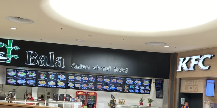 Výběr z menu thajské restaurace: pad thai, tonkatsu ramen i bún bò nam bộ