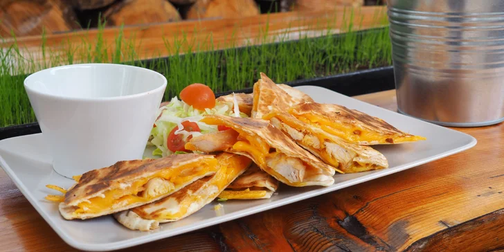 Kuřecí quesadilla, zauzené kachní prso s bramborami a cheesecake s ovocem