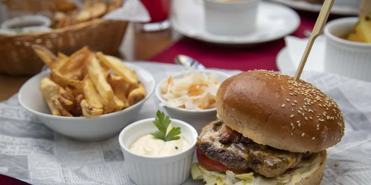 Posezení s výhledem na Karlův most: burger podle výběru, hranolky, salát a cheesecake