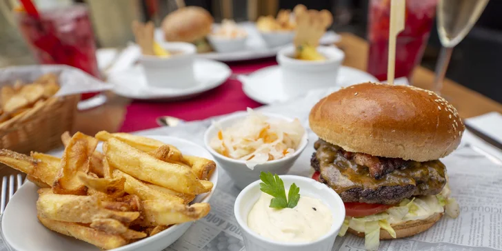 Posezení s výhledem na Karlův most: burger podle výběru, hranolky, salát a cheesecake
