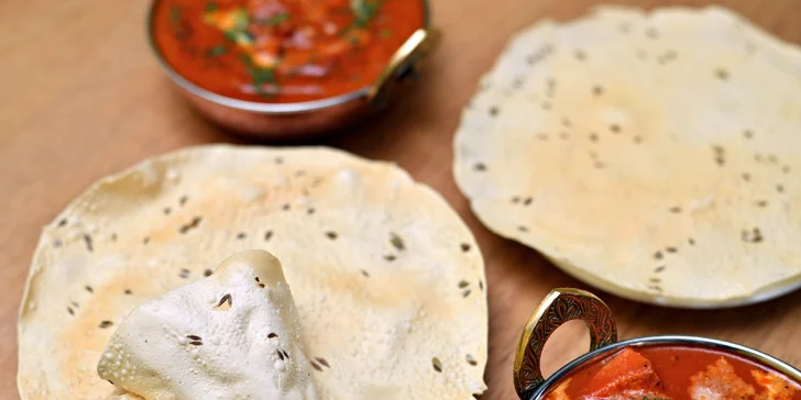 Indické menu: chicken tikka masala nebo butter chicken, tři přílohy, dezert a nápoj pro 1 i 2 osoby