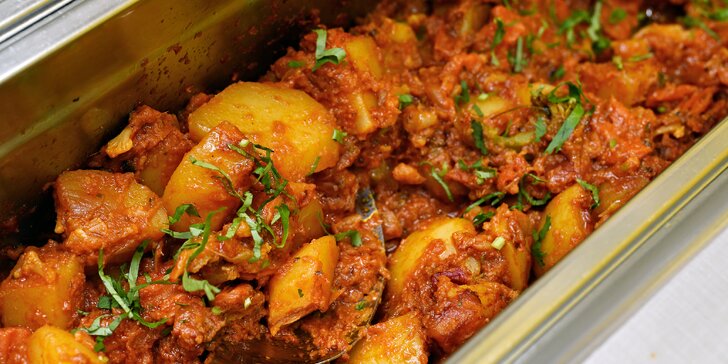 500 g indických dobrot z bufetu: hlavní jídla, saláty, rýže i placky