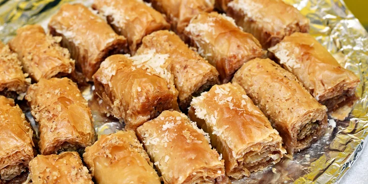 500 g indických dobrot z bufetu: hlavní jídla, saláty, rýže i placky