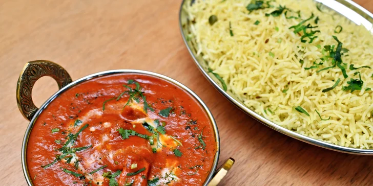 Indické menu: chicken tikka masala nebo butter chicken, tři přílohy, dezert a nápoj pro 1 i 2 osoby