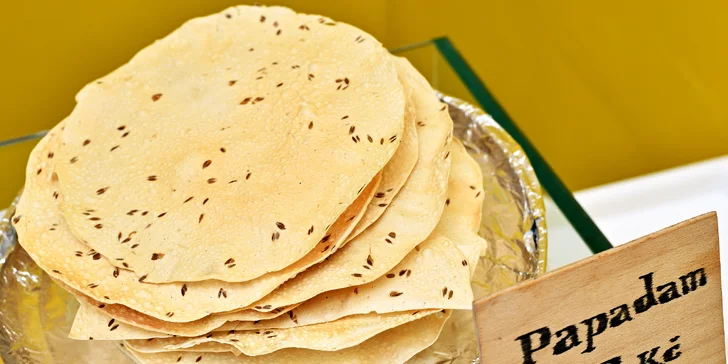 500 g indických dobrot z bufetu: hlavní jídla, saláty, rýže i placky