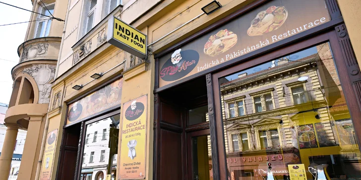 500 g indických dobrot z bufetu: hlavní jídla, saláty, rýže i placky