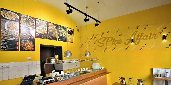 Indické menu: chicken tikka masala nebo butter chicken, tři přílohy, dezert a nápoj pro 1 i 2 osoby