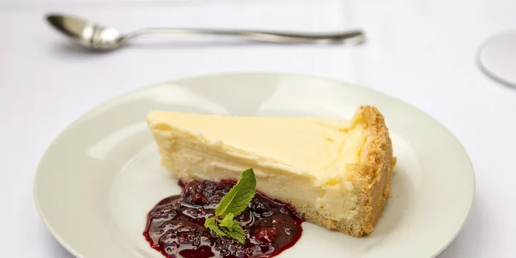 Posezení s výhledem na Karlův most: burger podle výběru, hranolky, salát a cheesecake
