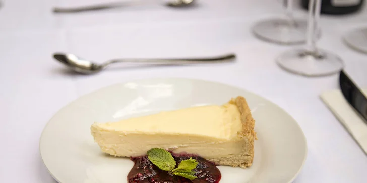 Posezení s výhledem na Karlův most: burger podle výběru, hranolky, salát a cheesecake
