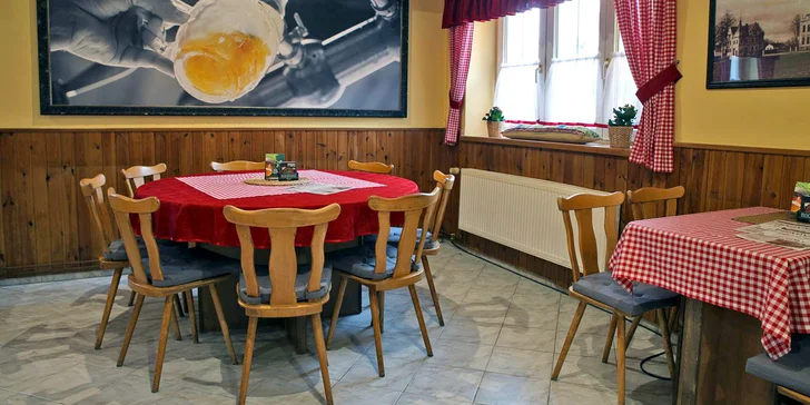 Klasika, která chutná všem: grilované kuře s hranolky a omáčkou