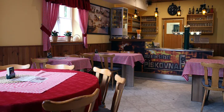 Klasika, která chutná všem: grilované kuře s hranolky a omáčkou