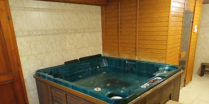 Privátní wellness pro dva: whirlpool, sauna, masážní křeslo i sekt a káva