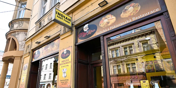 Indické menu: chicken tikka masala nebo butter chicken, tři přílohy, dezert a nápoj pro 1 i 2 osoby