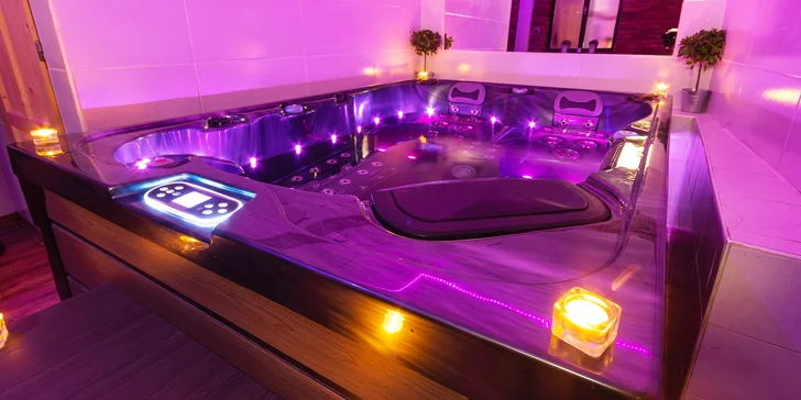 Romantika pro dva: 2 hodiny v privátním wellness s vířivkou, saunou a třeba i sektem