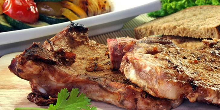 159 Kč za 1,5 kg pečených vepřových žebírek v hostinci U Bílého lva. Zpestřeno křenem, hořčicí, beraními rohy, okurkou, pečivem i slevou 50 %.