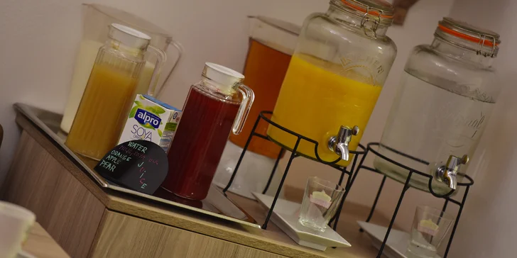 Pohodové ráno: bufetová snídaně kousek od Karláku pro 1 či 2 osoby