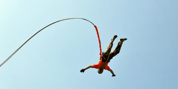 Sváteční či silvestrovský bungee jumping z televizní věže v Harrachově
