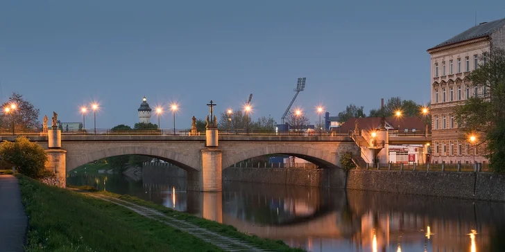 Kurz večerního a nočního fotografování v centru Plzně: teorie i praxe