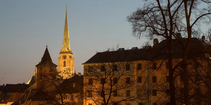 Kurz večerního a nočního fotografování v centru Plzně: teorie i praxe