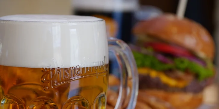 Vymazlené burgery s hovězím z českého chovu, hranolky a plzeň nebo kofola pro 1 i 2 hladovce