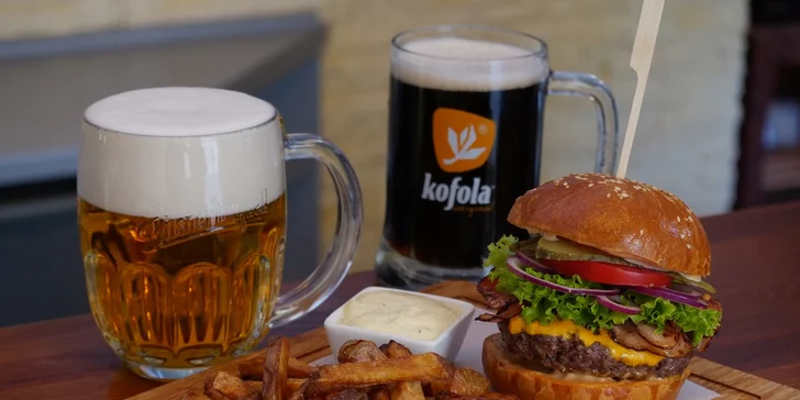 Vymazlené burgery s hovězím z českého chovu, hranolky a plzeň nebo kofola pro 1 i 2 hladovce